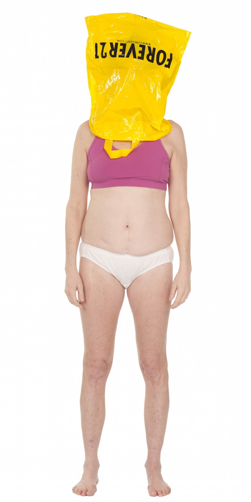 Женщина с пакетом на голове