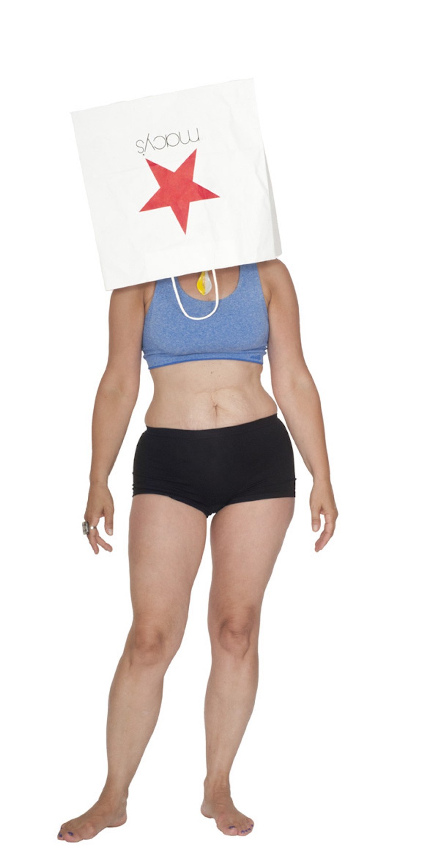 Женщина с пакетом на голове