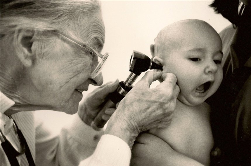 Денмарк проводит осмотр ребенка