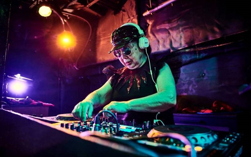 Самый пожилой ди-джей Самый пожилой ди-джей