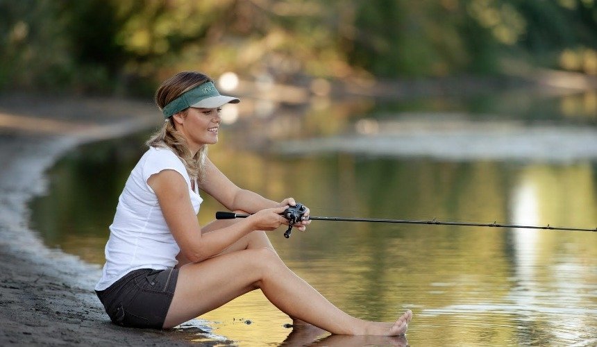 Женщина на рыбалке 