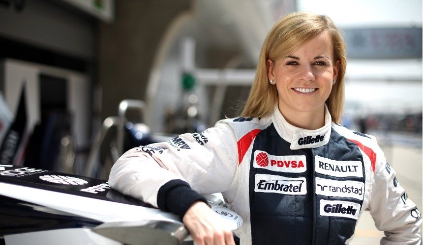 Женщина занимается автоспортом 