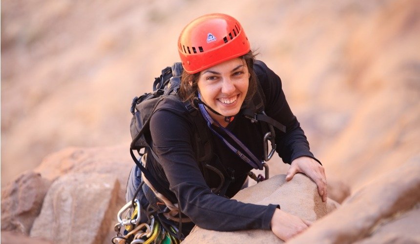 Женщина скалолаз 