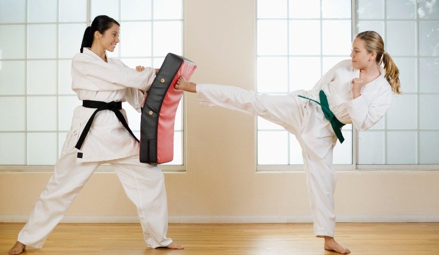 Женщина занимается боевыми искусствами 