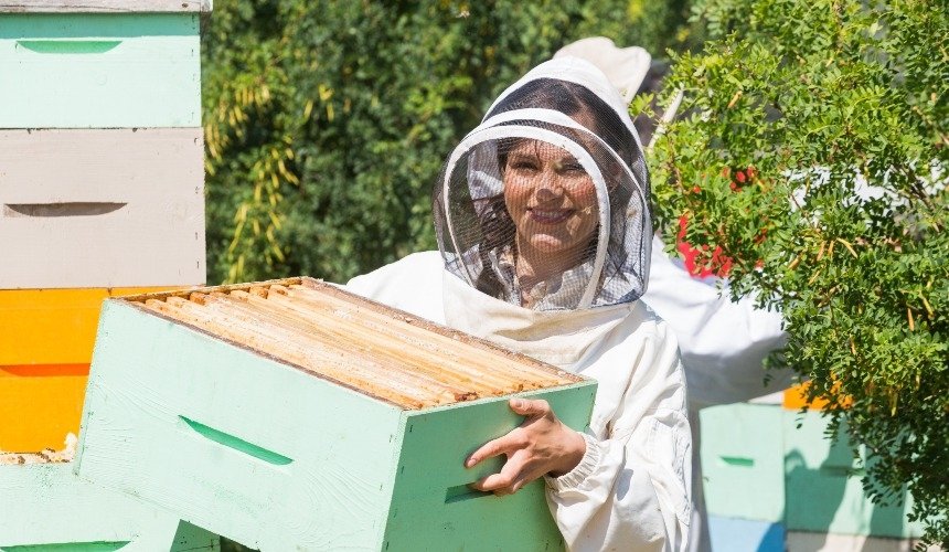Женщина-пчеловод 