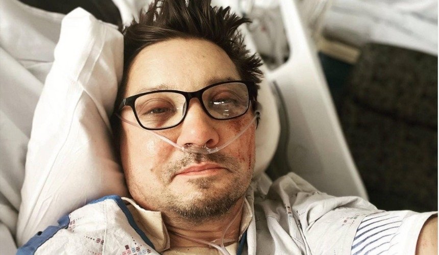 Джереми Реннер в больнице 