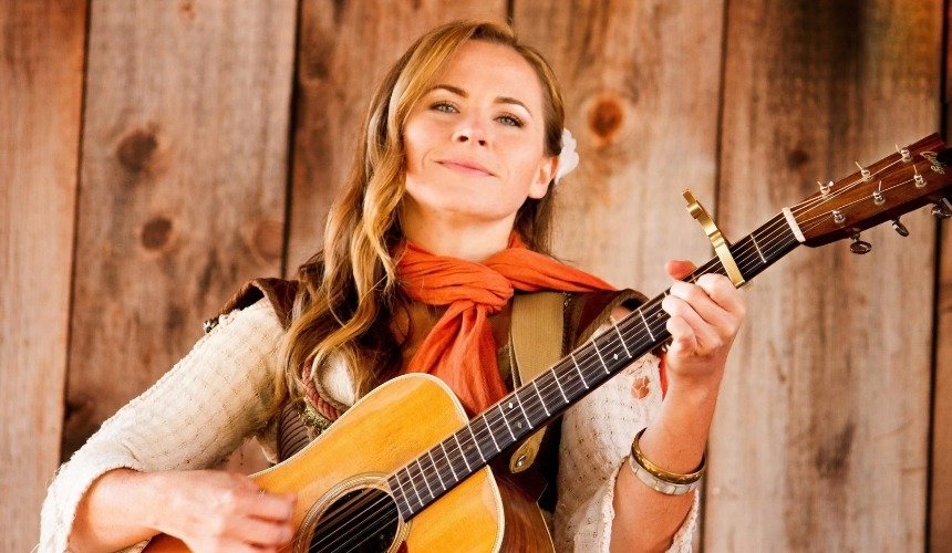 Женщина играет на гитаре 