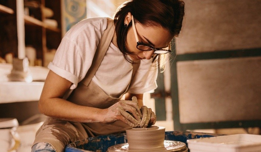 Женщина занимается гончарством 