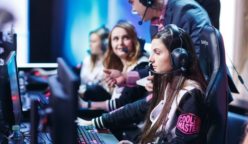 Девушки играют видеоигры 