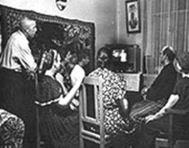 Все соседи вместе смотрят телевизор