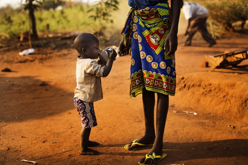 Маленький мальчик с кружкой Маленький мальчик с кружкой