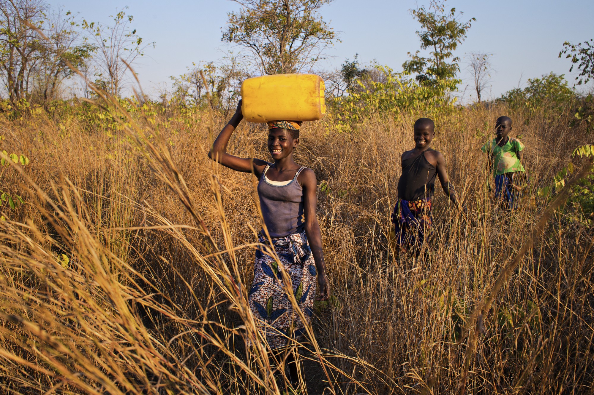 Натали с канистрой воды Натали с канистрой воды