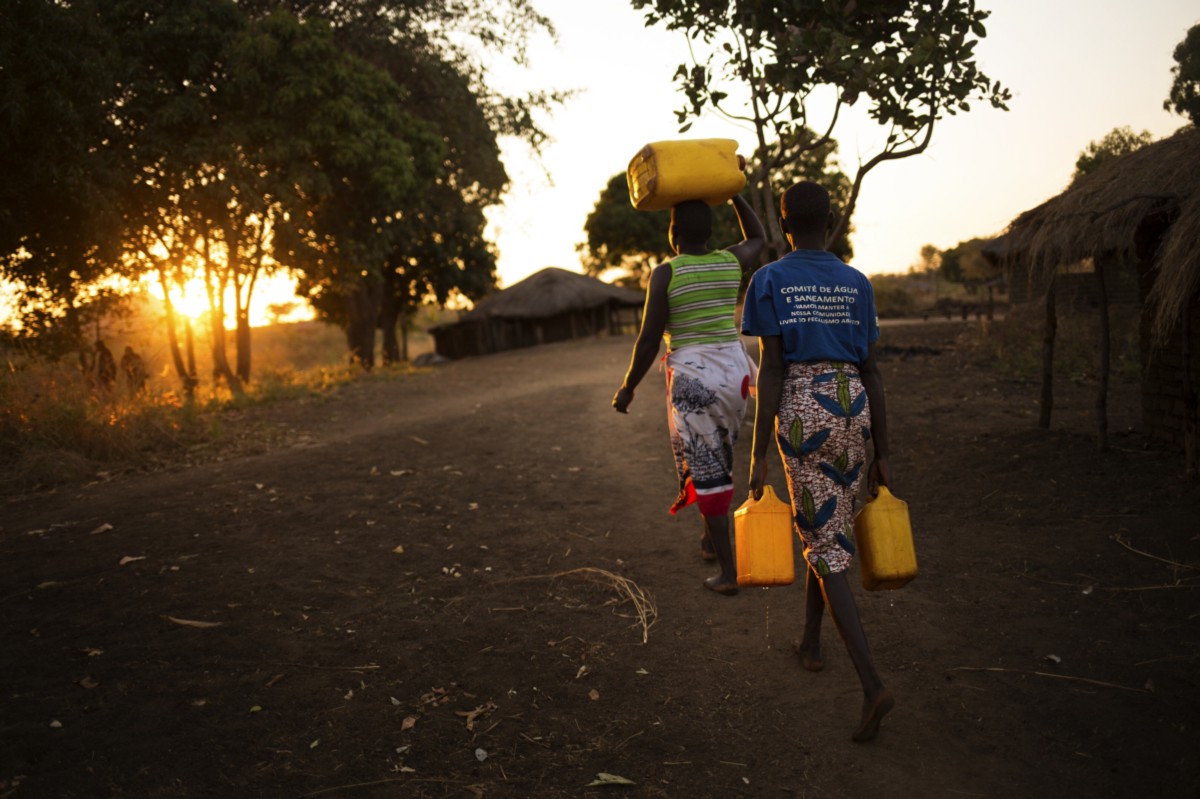 Женщины с канистрами Женщины с канистрами