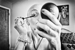 Трогательная серия снимков женщины, больной раком груди