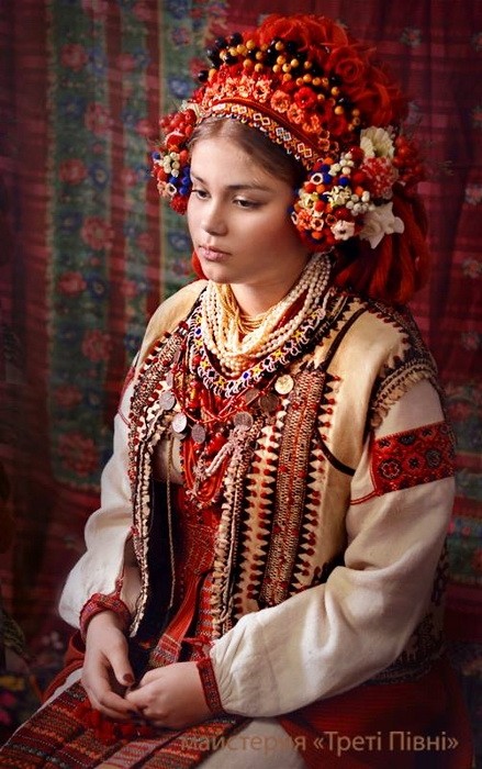 Украинки в национальных нарядах