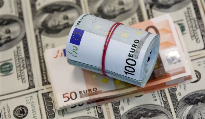 Деньги на столе  Деньги на столе