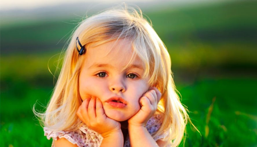 девочка на поле девочка на поле