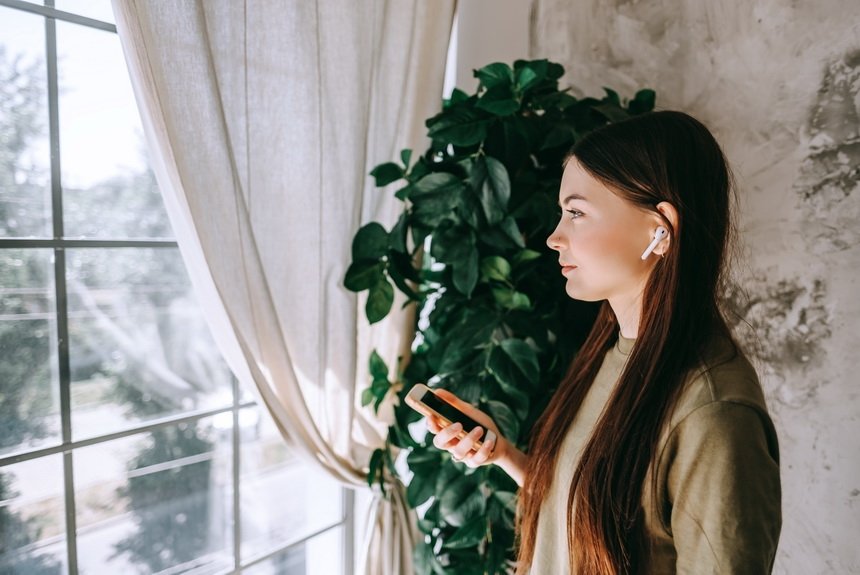 Девушка смотрит в окно Девушка смотрит в окно