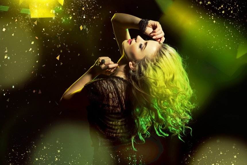 Девушка танцует Девушка танцует