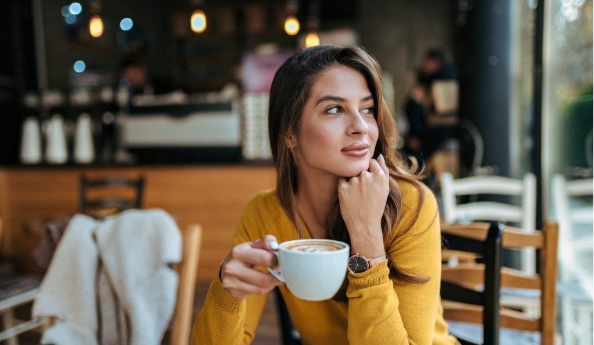 Женщина пьет кофе 
