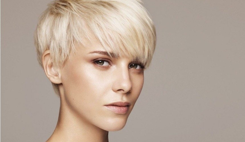 Женщина с короткой стрижкой 