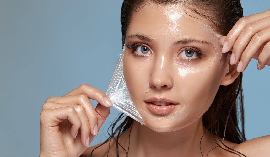 Женщина делает пилинг