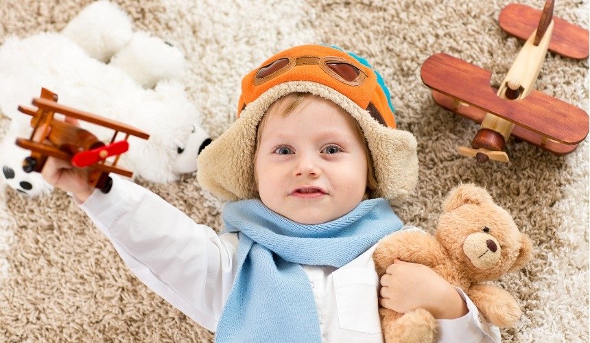 Ребенок играет с игрушками