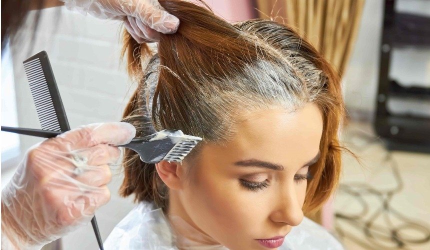 Женщине красят волосы 