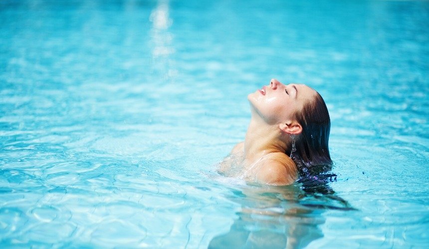 Женщина в бассейне 