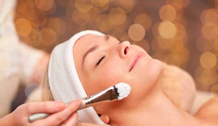 Женщина делает чистку лица 