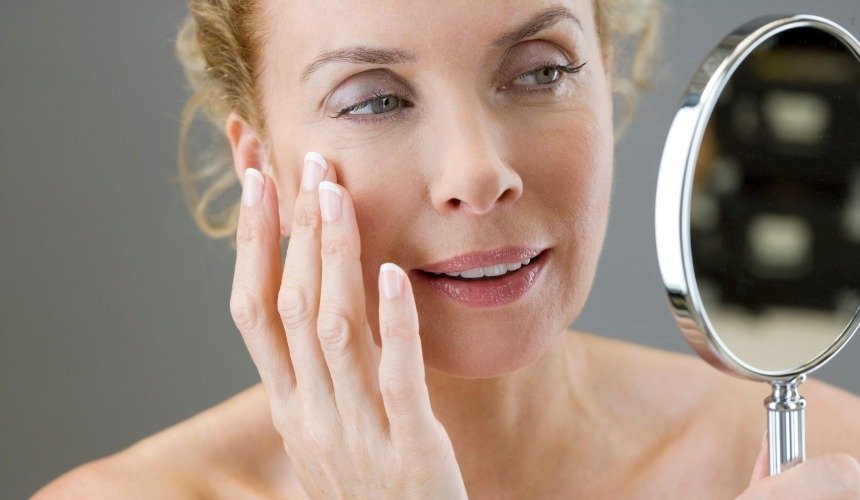 Женщина смотрит в зеркало 