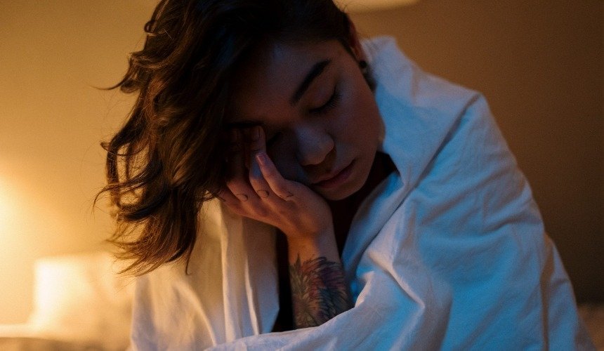 Девушка не может уснуть 