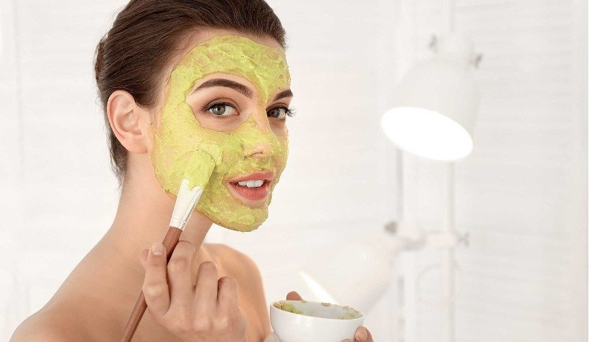 Женщина делает маску для лица 