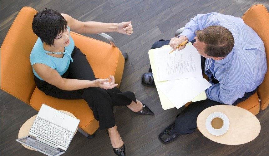 Мужчина и женщина общаются 