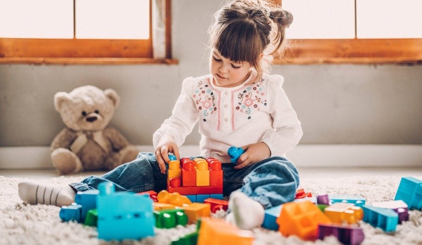 Ребенок играет с игрушками