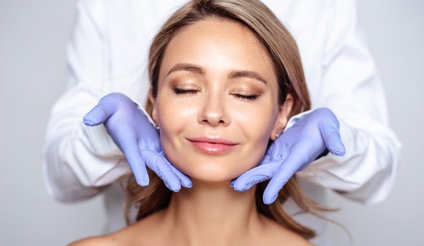 Женщина у косметолога 