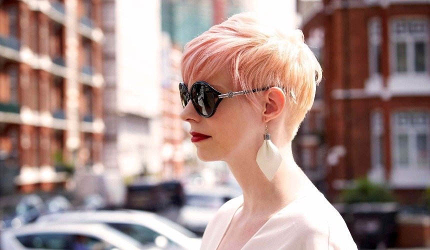 Женщина с короткой стрижкой 