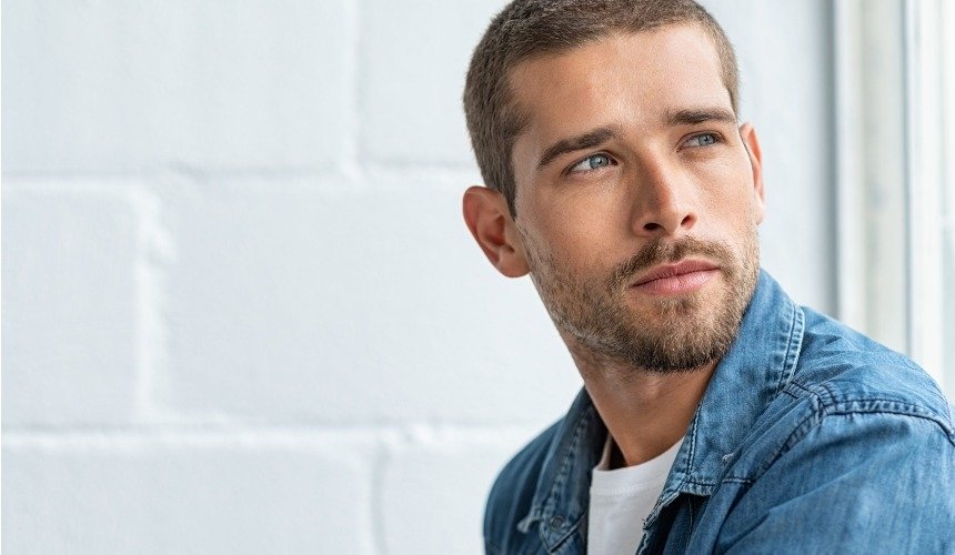 Мужчина смотрит в сторону 