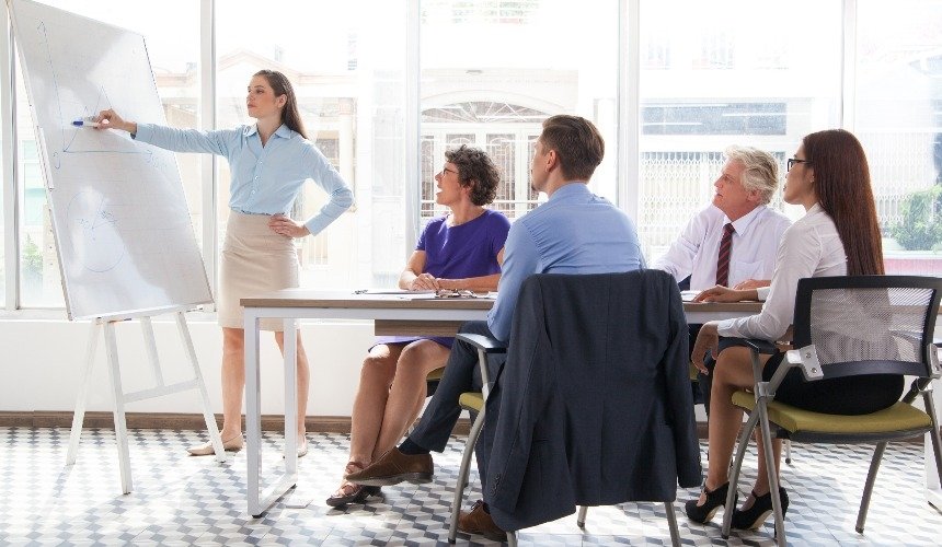 Женщина выступает перед людьми 