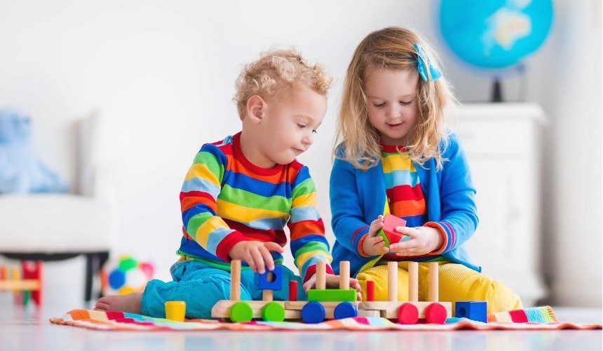 Дети играют с игрушками 