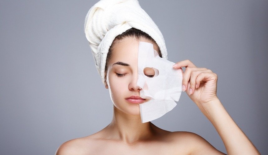 Женщина делает маску для лица 