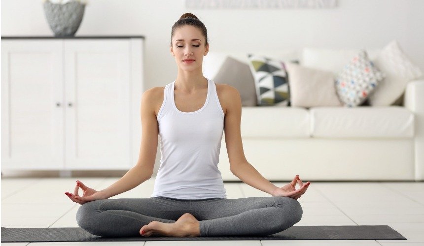 Женщина медитирует 