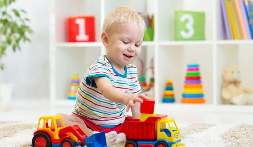 Ребенок играет с игрушками