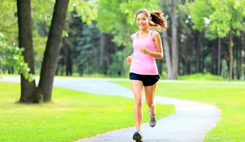 Девушка занимается спортом 