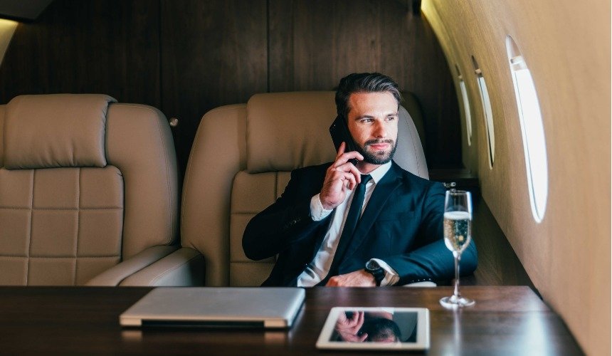 Мужчина в костюме 