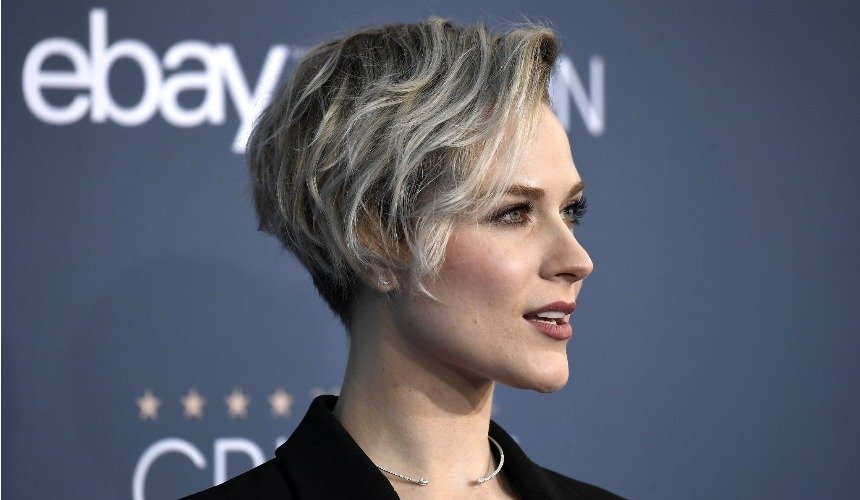 Женщина с короткой стрижкой 