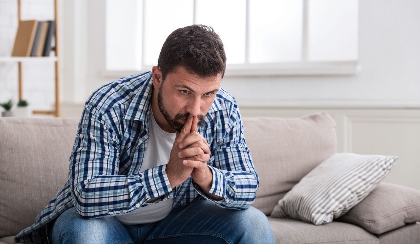 Мужчина думает 