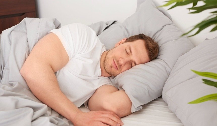 Мужчина спит 