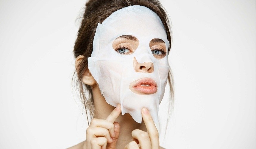 Женщина делает маску для лица 