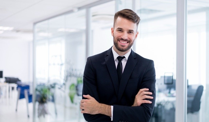 Мужчина улыбается